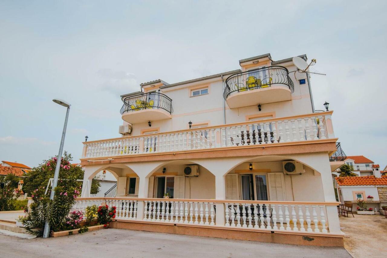 Apartmani Tamaris Vodice Bagian luar foto